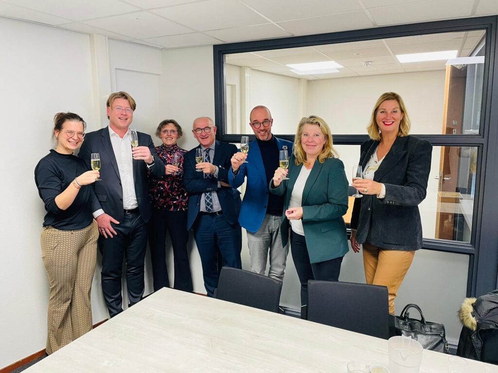 Eemlandse VVT-organisaties tekenen convenant Ouderengeneeskundig Netwerk Thuis in Eemland ONTiE